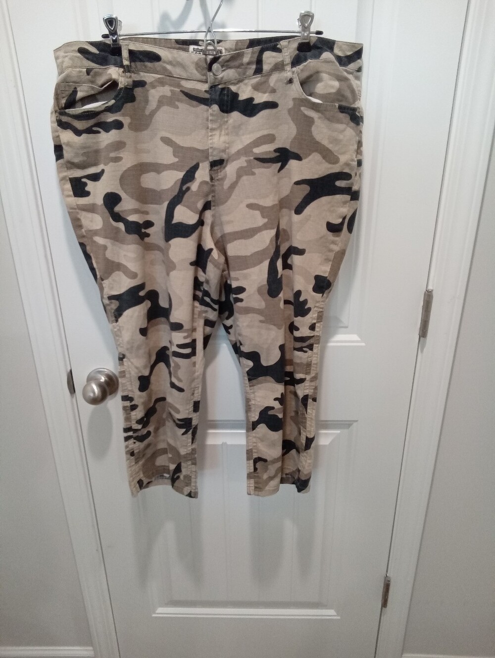 Route 66 Camo Print Plus Size 20W Cropped 20" Pants - Beige & Black Camuflouge